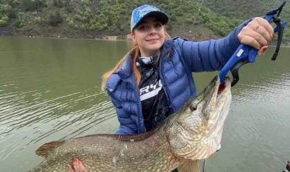 Amatör kadın balıkçı 1 metre 10 santim uzunluğunda turna balığı tuttu