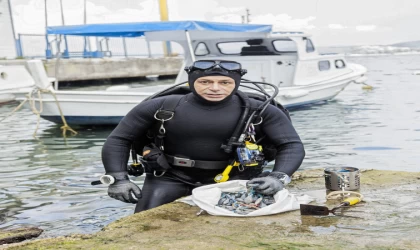 "Hayalet misina"ya dolanan ıstakozu profesyonel dalgıç kurtardı