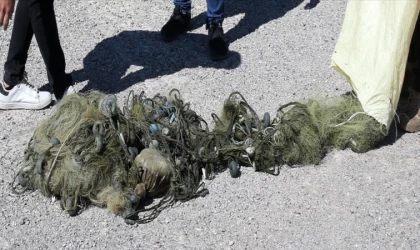 Bitlis'te dalgıçlar, mikrobiyalitlere dolanan 300 metre hayalet ağı temizledi