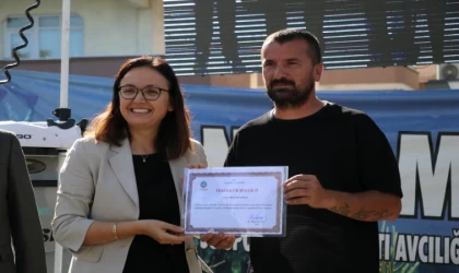 Yalovalı balıkçı Ege'de avladığı orkinosları festivalde çocuklara ikram etti