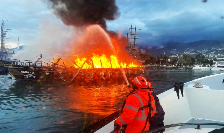 Alanya Balıkçı Barınağı'nda demirli iki tur teknesi yandı | Balık TV #balıktv